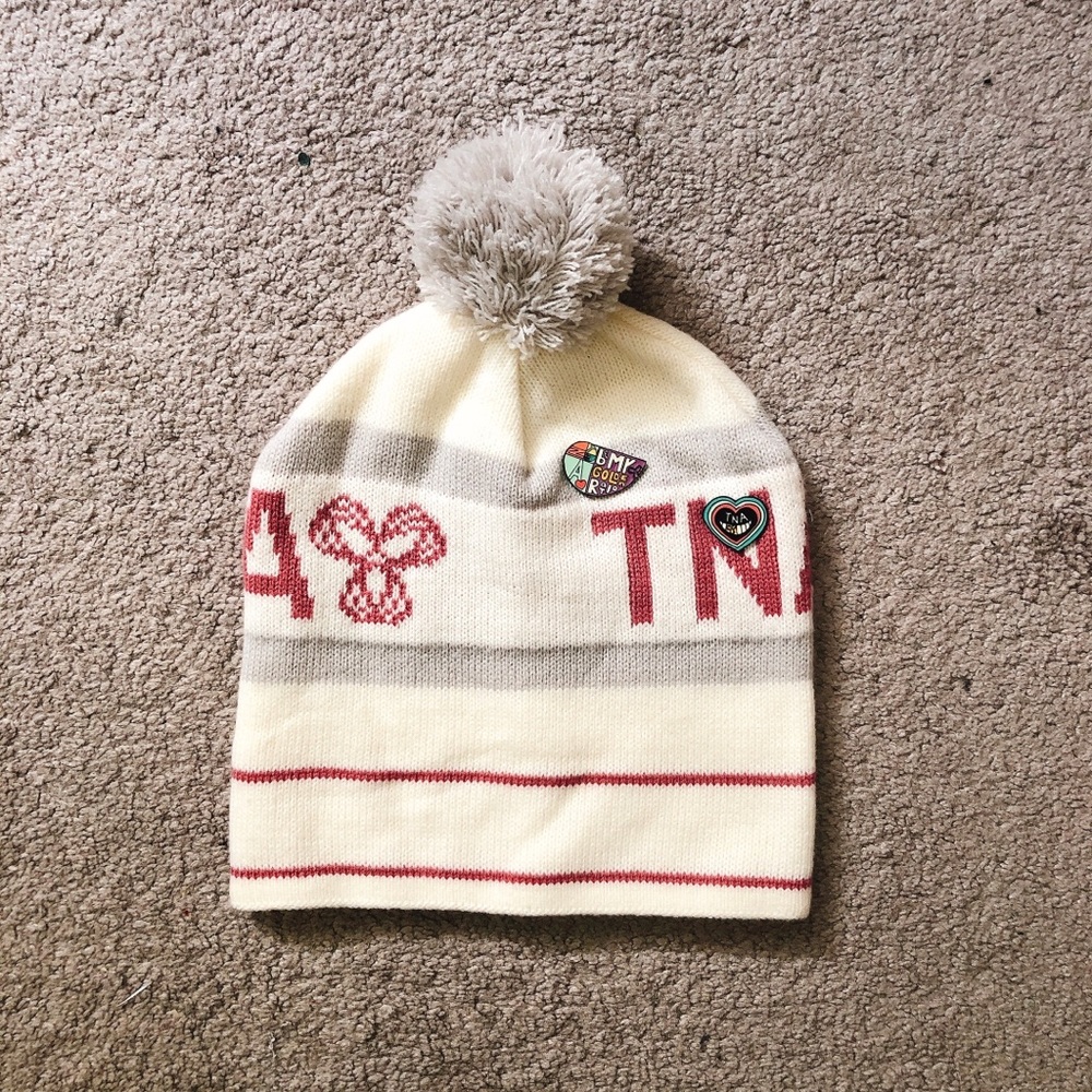 ✨LIKE NEW TNA beanie✨